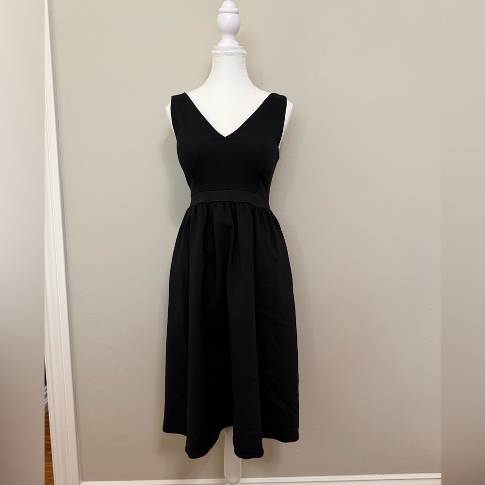 Sleeveless Black V-Neck Midi Dress with Fitted Waist